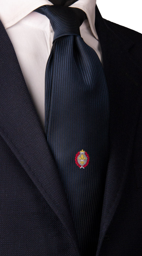 Cravatta di Seta Blu con Disegno Scudetto sul Centro Pala Made in Italy Graffeo Cravatte