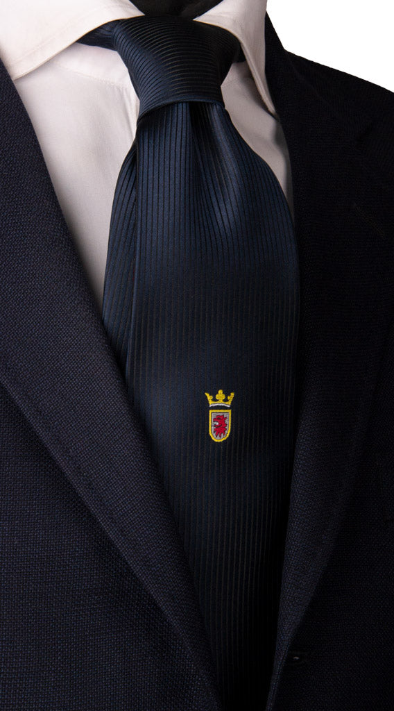 Cravatta di Seta Blu con Disegno Scudetto sul Centro Pala Made in Italy Graffeo Cravatte