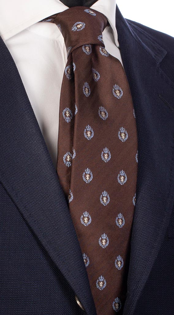 Cravatta di Seta Marrone Lisca di Pesce Fantasia Scudetti Celeste Bianco Made in Italy Graffeo Cravatte