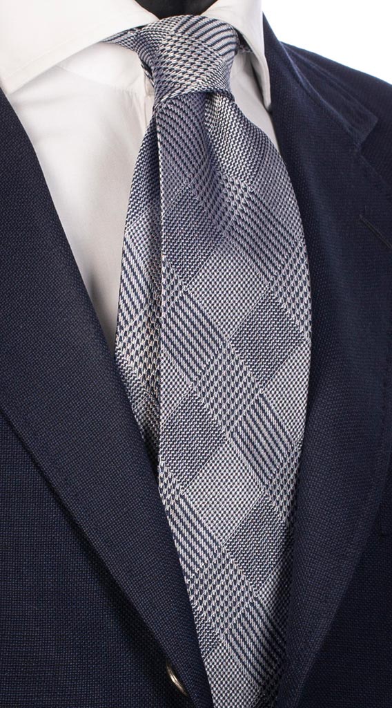 Cravatta da uomo blu navy con pezzo degli scacchi, design Cravatta da uomo blu navy con pezzo degli scacchi, design