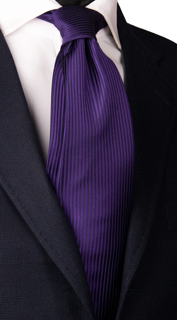 Cravatta di Seta Viola Righe Verticali Tono su Tono 822